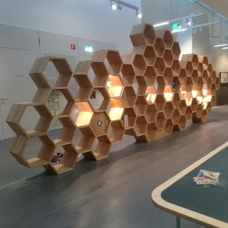 Wabengestell, mehrere Hexagone aus Eichen-Massivholz ergeben eine überdimensional Bienenwabe